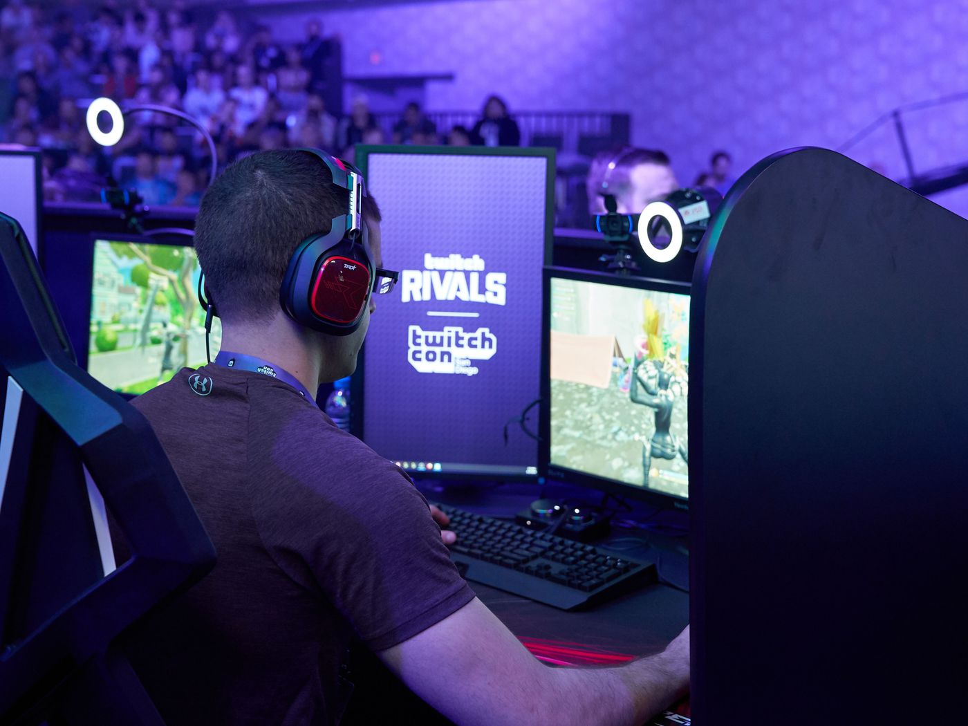 Streamer đang làm việc.