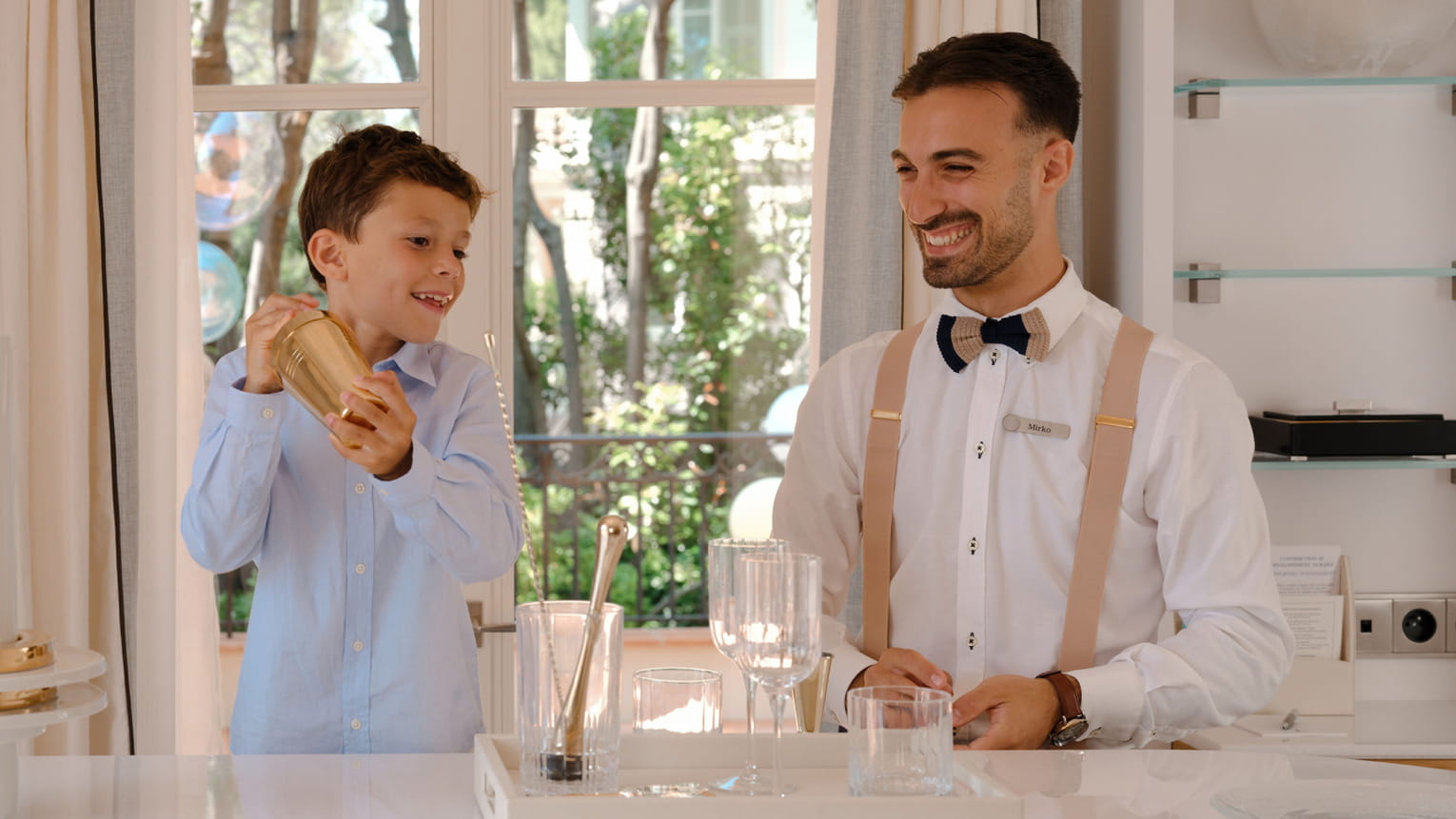 Trẻ cũng có thể tự tay pha chế mocktail cùng bartender chuyên nghiệp