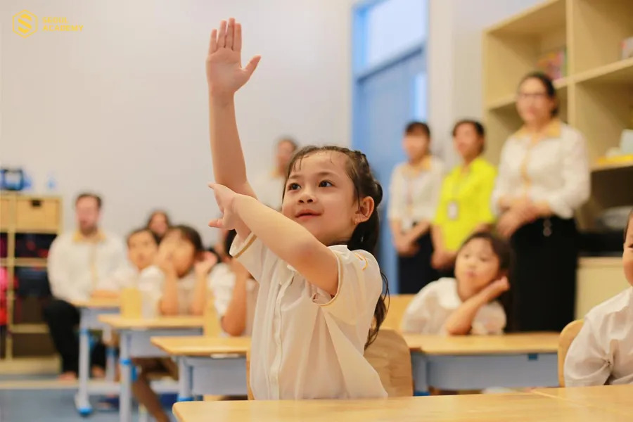 Phụ huynh giúp các em tìm hiểu bài trước ở nhà và đến lớp để thảo luận sâu hơn. Cách học này giúp tăng khả năng ghi nhớ và phát triển kỹ năng tự học.