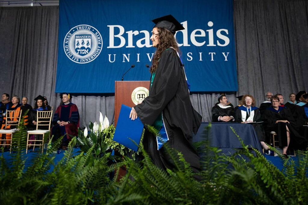 Sinh viên Brandeis University (Massachusetts) nhận bằng ngày tốt nghiệp