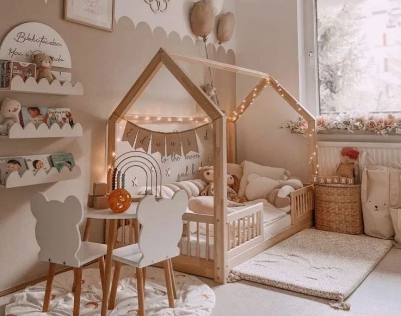 góc phòng ngủ trẻ em sử dụng gỗ tự nhiên, khuệ sách thấp, thiết kế giản dị nhưng ấm áp