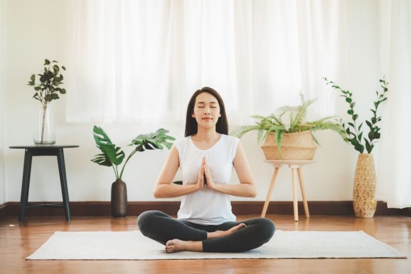 Phụ nữ thiền để chăm sóc cảm xúc buổi sáng