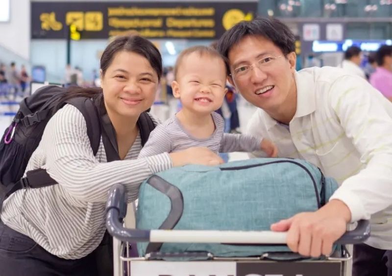 Gia đình trẻ Việt Nam chuẩn bị lên máy bay, bé cầm vé trên tay