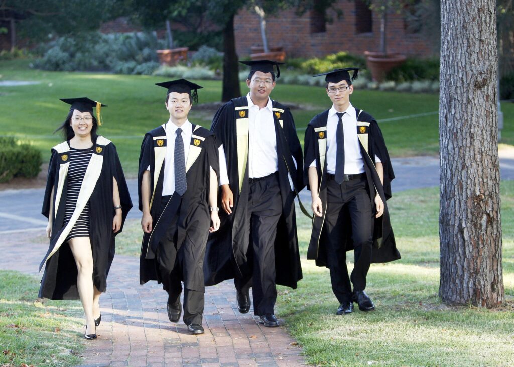 Sinh viên quốc tế học tập tại trường đại học ven biển ở Úc