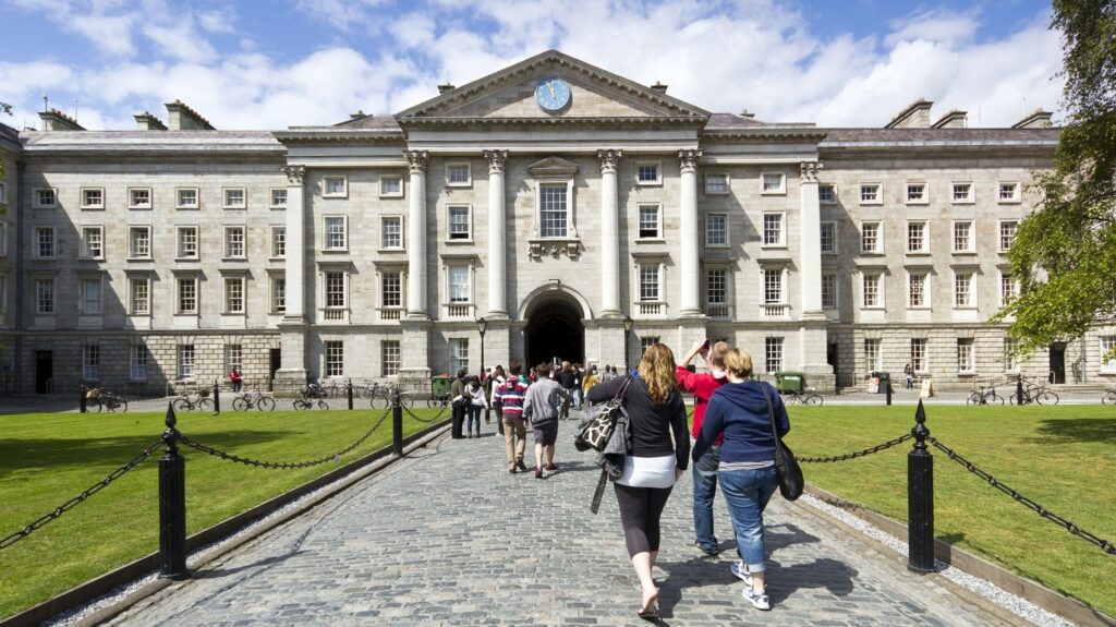 Sinh viên quốc tế tại Ireland trò chuyện trong khuôn viên trường đại học