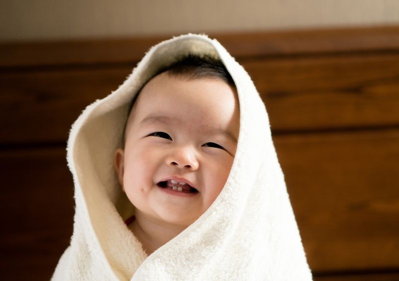 Trẻ em chơi ngoài trời với phụ kiện mùa hè hiện đại như quạt mini và khăn làm mát