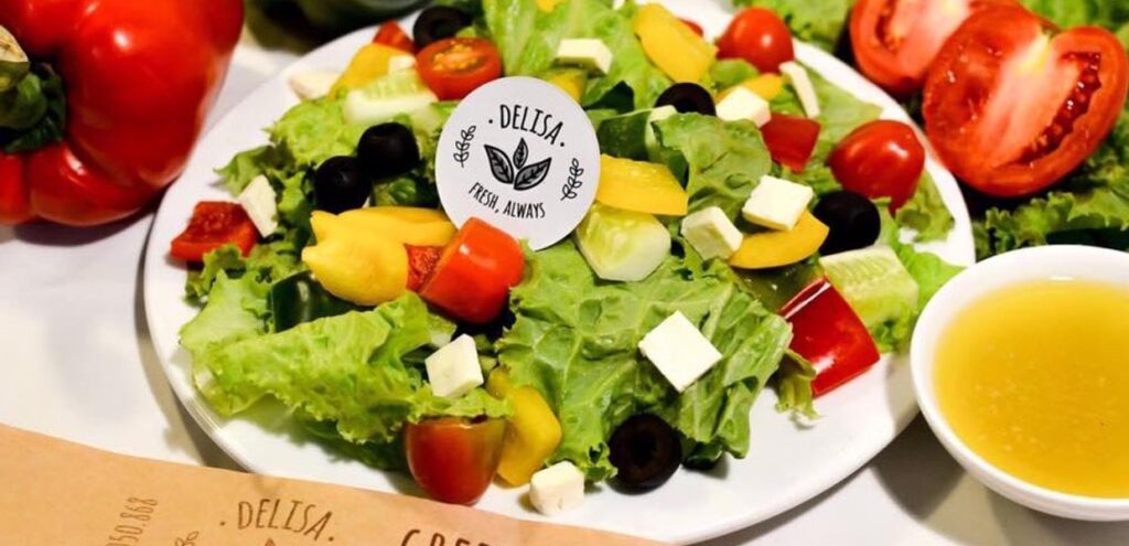 Bát salad nhiều màu với rau xanh, quả mọng, hạt