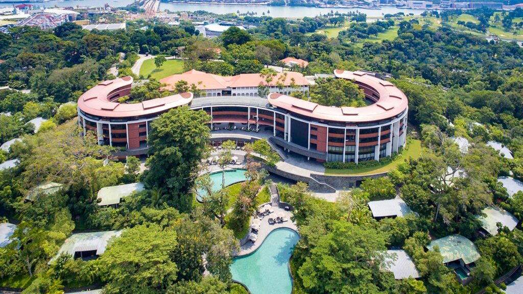 Khuôn viên xanh mát và hồ bơi tại Capella Singapore, resort sang trọng dành cho gia đình