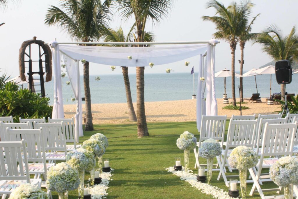 Lễ cưới có thể được diễn ra trên bãi biển trong xanh, không gian thoáng đãng hòa mình cùng thiên nhiên.