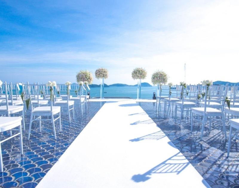 Bàn tiệc cưới phong cách coastal dining tại Sri Panwa bên bờ biển