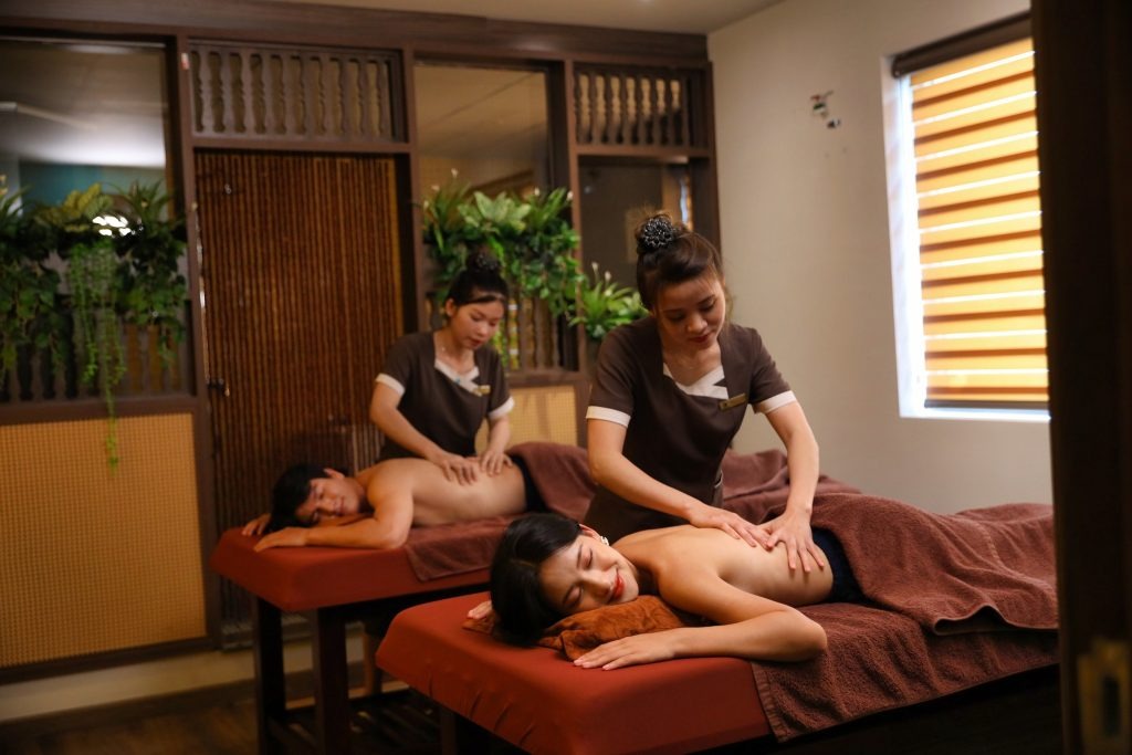 Cặp đôi thư giãn trong không gian spa ánh sáng dịu vào mùa thu