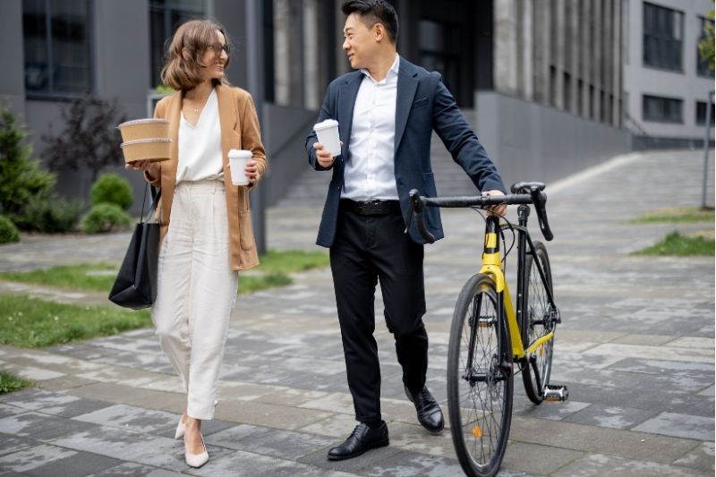 Vợ chồng đi dạo trò chuyện, nuôi dưỡng cảm xúc