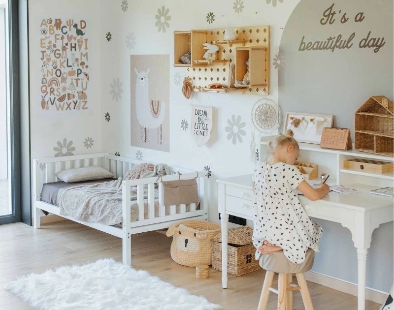 không gian sử dụng pallet màu trung tính với đồ nội thất trẻ em nhẹ nhàng, thư giãn