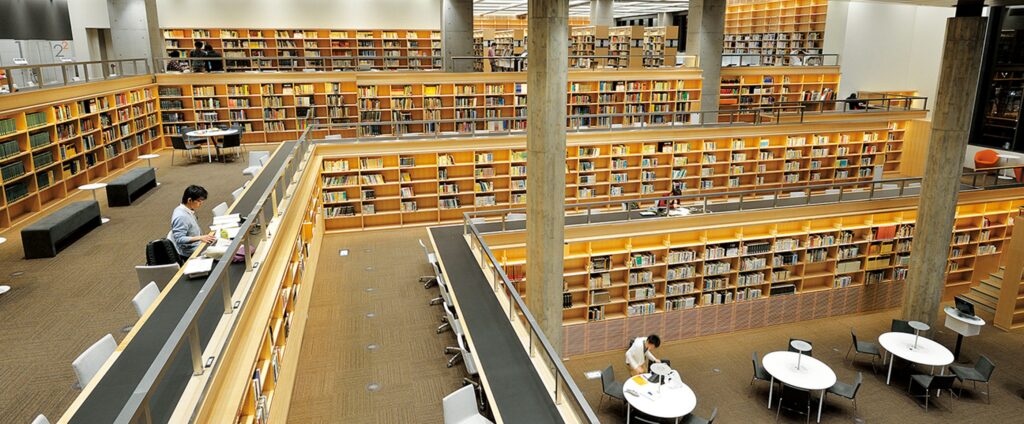 Thư viện đại học Tokyo với sinh viên đang học tập