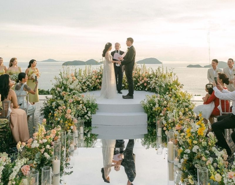 Cặp đôi đứng trên sàn gương ngoài trời hướng ra biển Phuket