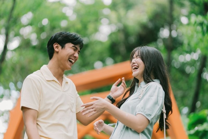 Cha mẹ trẻ cùng rời khỏi trung tâm trị liệu, ánh mắt nhẹ nhõm và tràn hy vọng