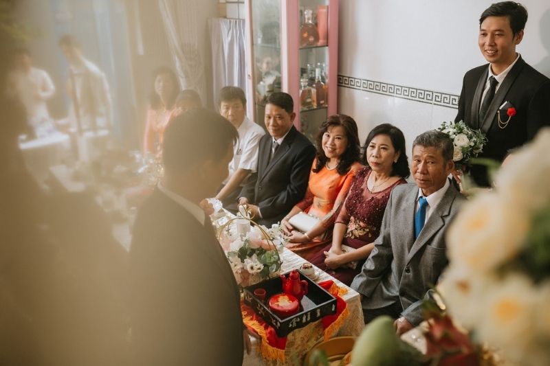 Bàn tiệc cưới ấm cúng với gia đình hai bên cùng ngồi quây quần