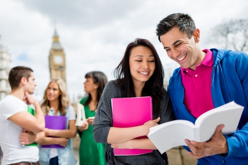 Sinh viên quốc tế thảo luận tại một trường đại học ở London
