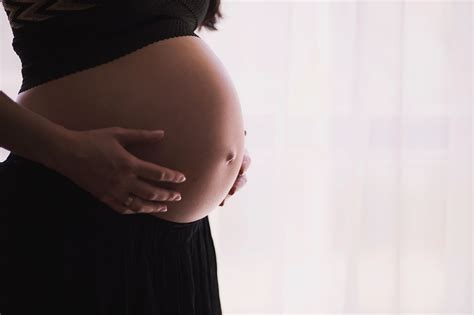 Cơ thể mẹ bầu thư giãn dưới ánh sáng hồng ngoại