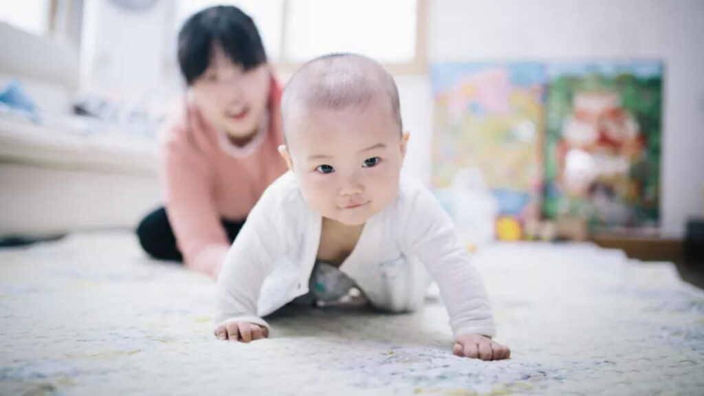 6 tháng tuổi là cột mốc quan trọng chứng kiến bước phát triển vượt bậc trong hành trình lớn khôn của trẻ
