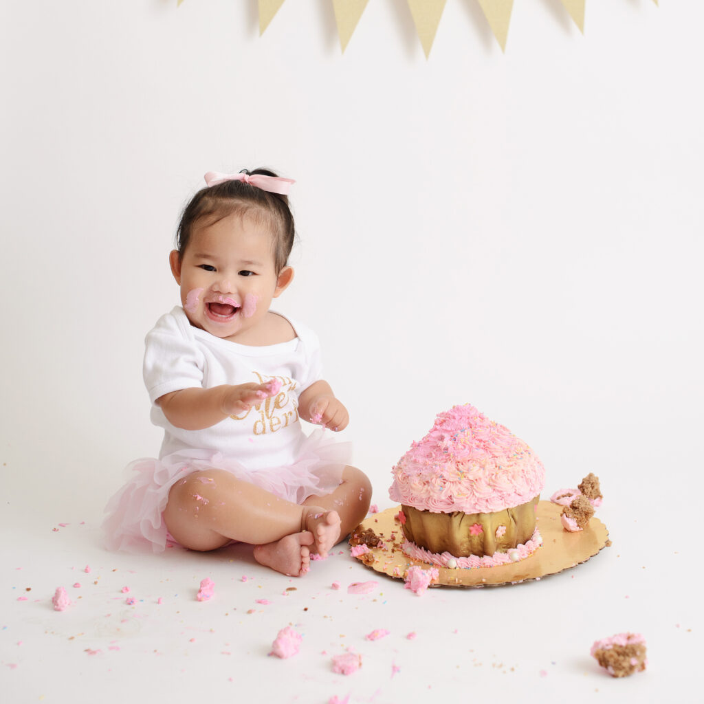 Bé thể hiện rõ hơn khả năng kết nối xã hội và cảm xúc với những người xung quanh