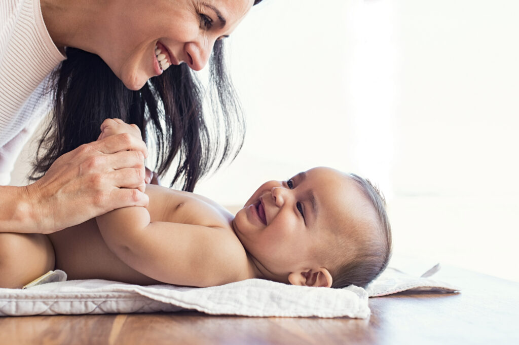 Bố mẹ cần thực hiện những cuộc “trò chuyện” vui vẻ bằng cách lặp lại âm thanh bé tạo ra