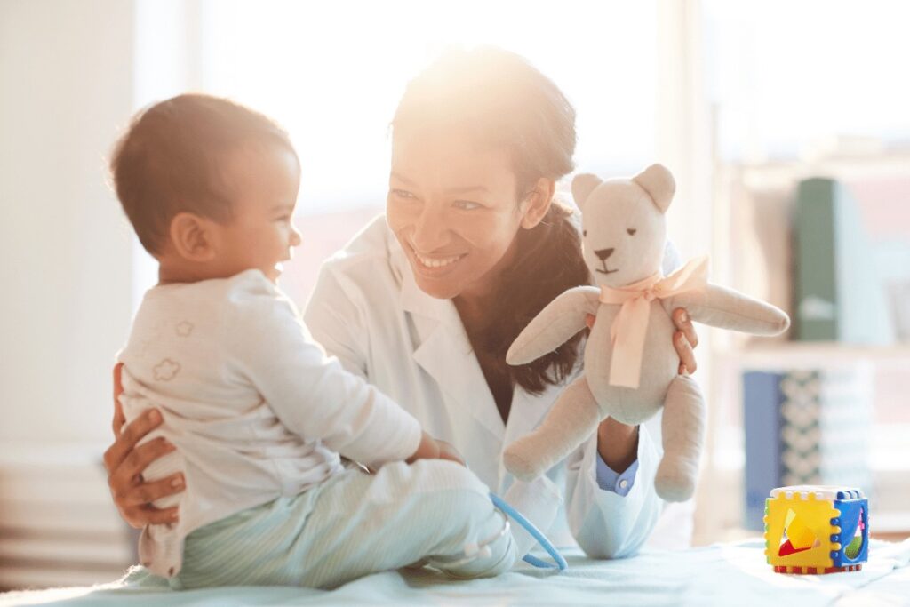 Bé biết nói từ đơn giản hoặc gọi tên đồ vật quen thuộc