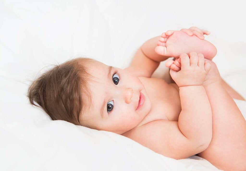 Bé 6 tháng tuổi thường xuyên khám phá mọi vật bằng cách đưa tay hoặc đồ vật vào miệng