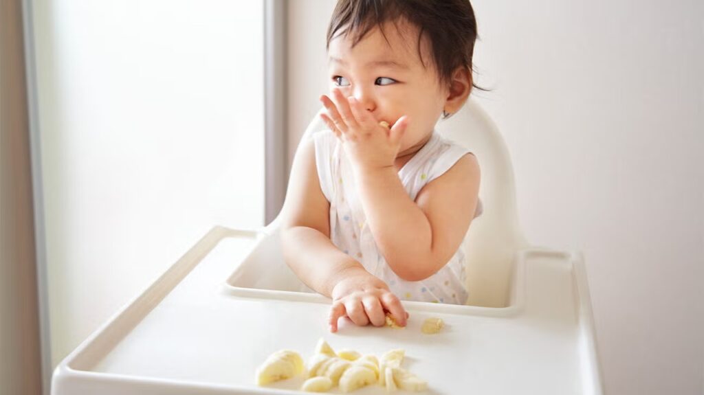 Ngoài sữa, con hứng thú khám phá trái cây và rau củ mềm