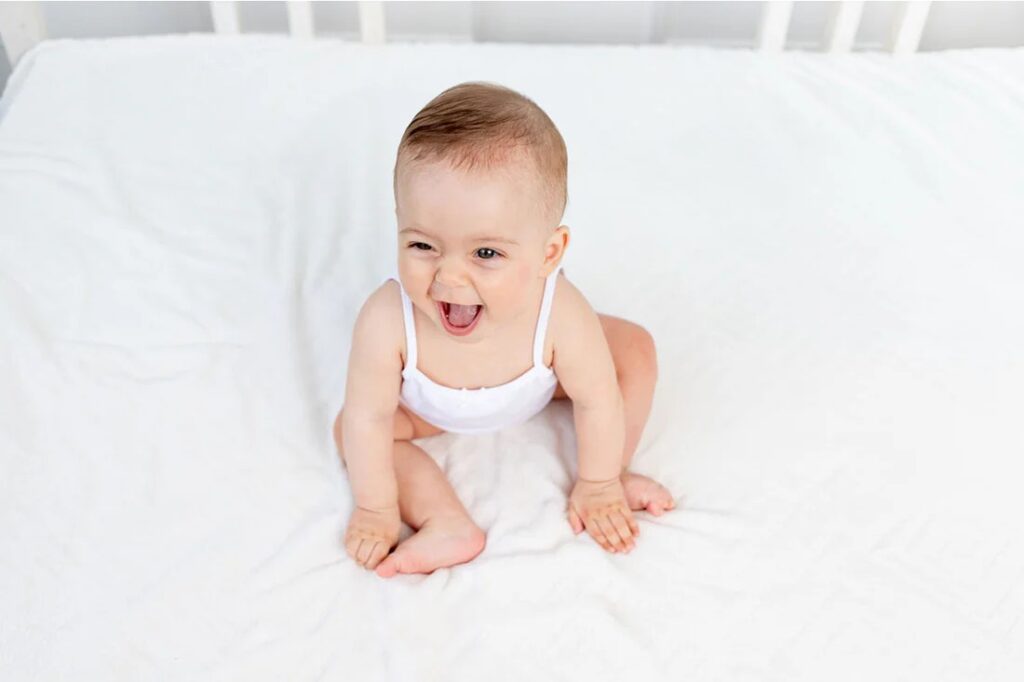 Giờ đây, con có thể ngồi vững mà không cần hỗ trợ