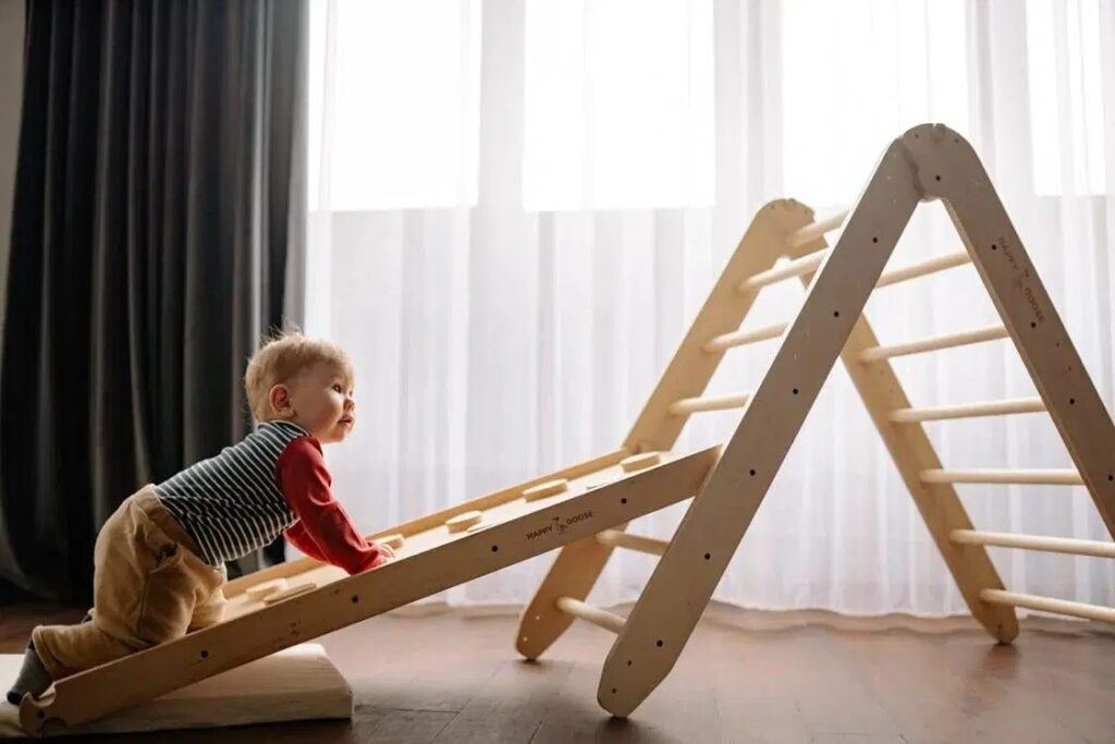 Bé cũng bắt đầu leo trèo lên xuống bàn ghế/cầu thang mà không cần trợ giúp