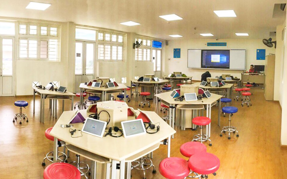 Học sinh tương tác cùng thiết bị công nghệ cao