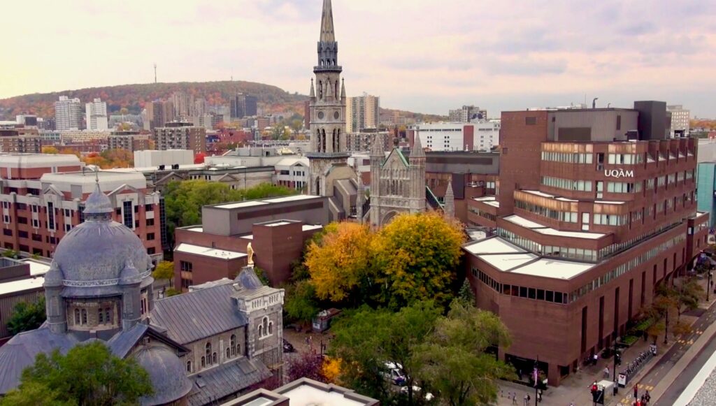 Sinh viên quốc tế học tiếng Pháp tại một trường đại học ở Québec, Canada