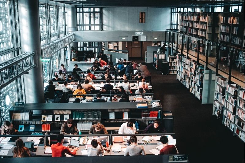 Sinh viên tại thư viện đại học ở Canada