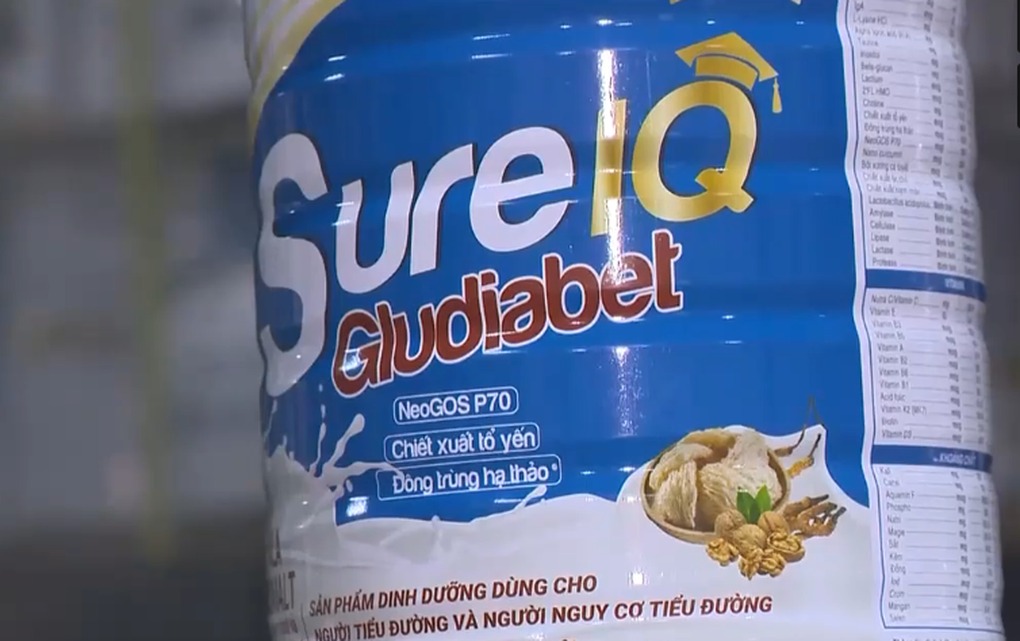 Lô hàng sữa bột nghi giả bị thu giữ với bao bì bắt mắt nhưng chứa thành phần không đúng công bố.