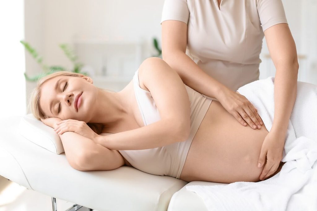 Mẹ bầu được massage thư giãn trong không gian ấm cúng