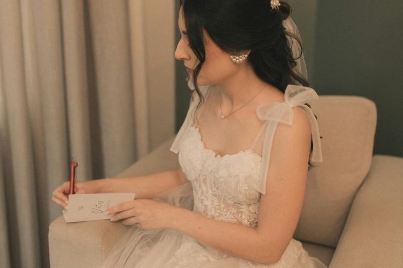 Cô dâu viết thư ngày cưới bằng tay gửi chú rể