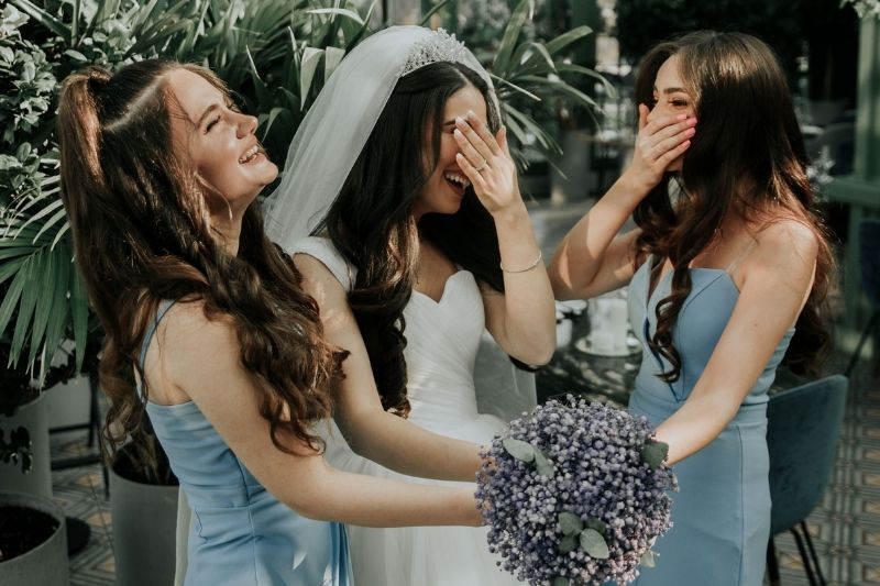 Cô dâu trao thư viết tay cho người bạn thân để chuyển tới chú rể