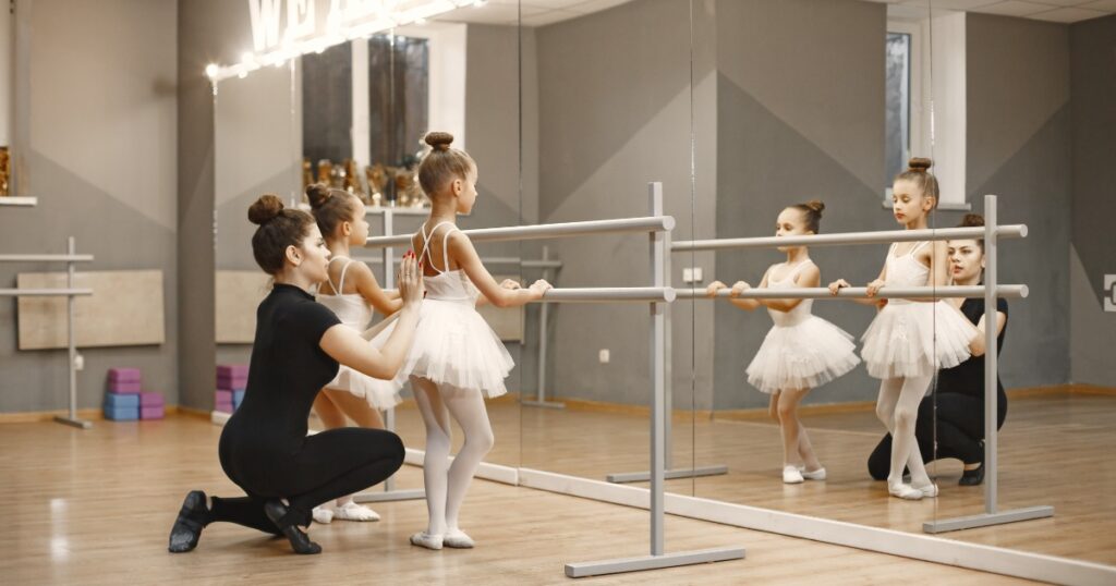 Ballet là môn học được nhiều phụ huynh lựa chọn cho con