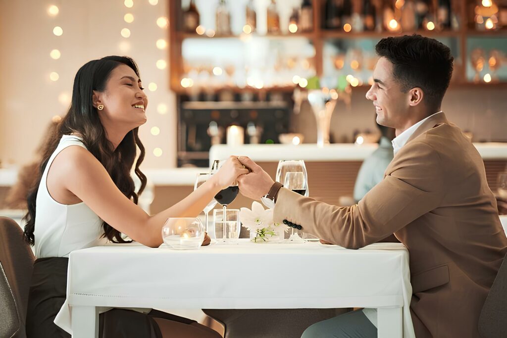 Cặp đôi dùng bữa tối lãng mạn tại Paris
