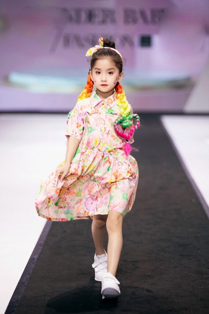 Catwalk giúp bé củng cố sự tự tin và dạn dĩ