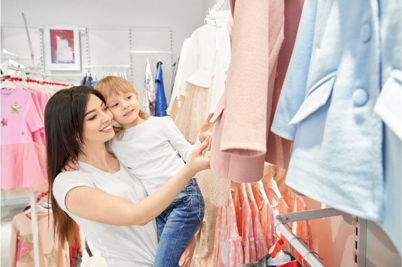 Mẹ và con gái Gen Alpha cùng chọn quần áo