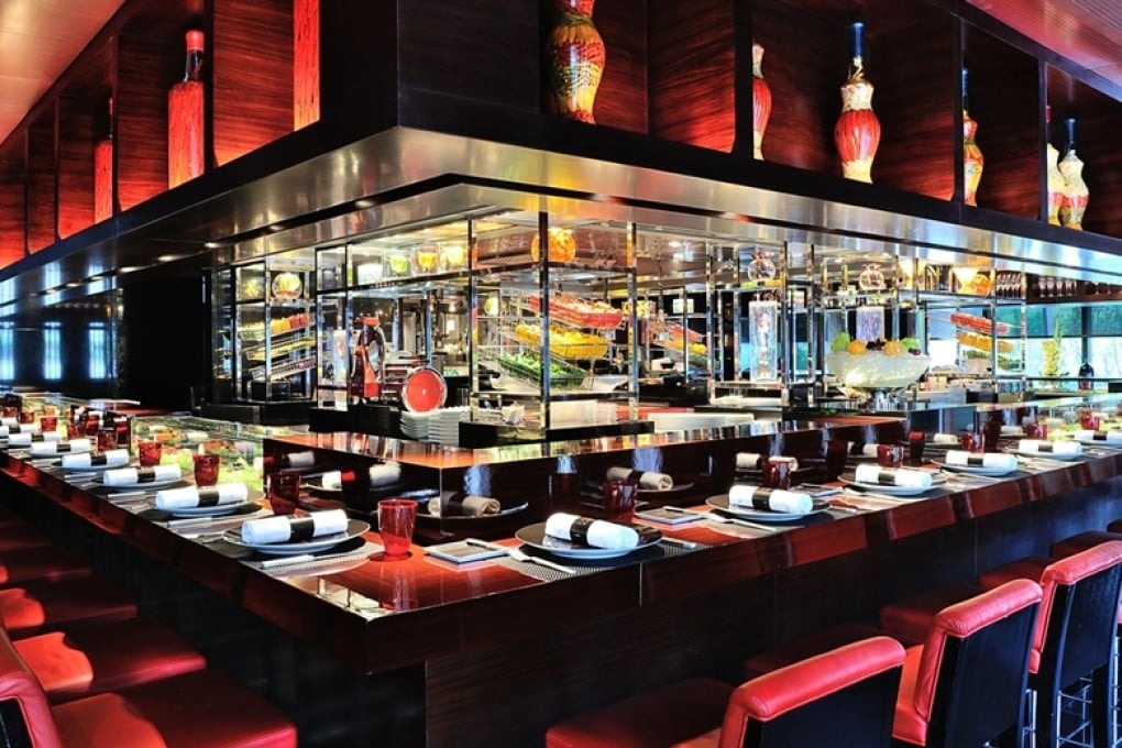 Quầy bếp đỏ - đen của L’Atelier de Joël Robuchon