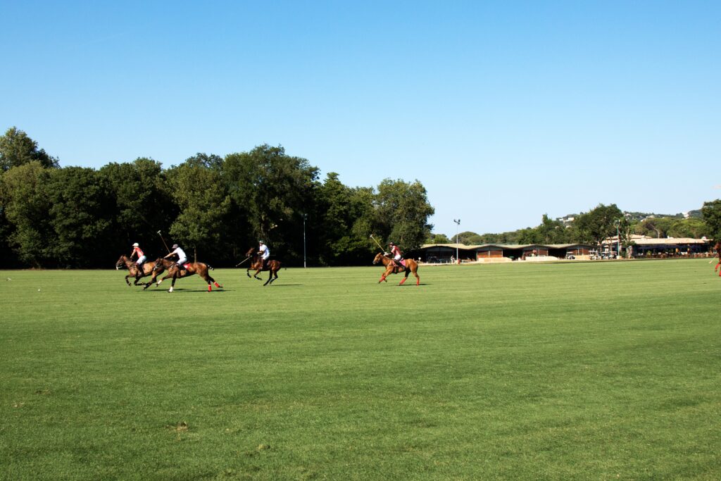 Sân polo tại Saint-Tropez Polo Club trong ánh hoàng hôn