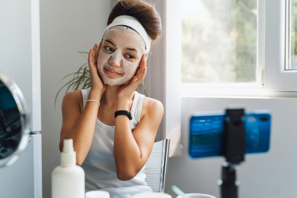 Các nền tảng như TikTok, Instagram tràn ngập video “routine chăm da” của những cô gái chưa đầy 20 tuổi