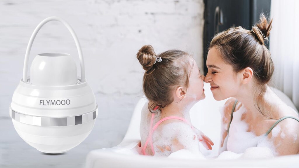 Mẹ đang tắm cho bé bằng nước đã qua bộ lọc gắn trên vòi