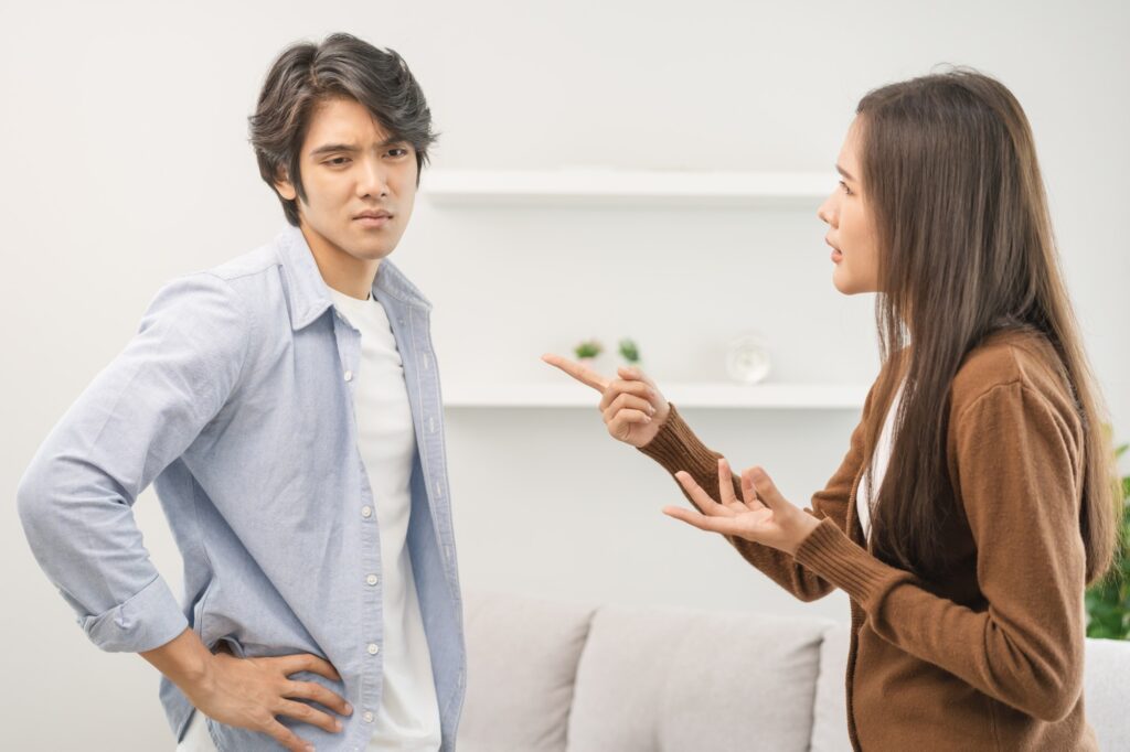 Cặp đôi trẻ tranh luận nhẹ trong không gian sống chung