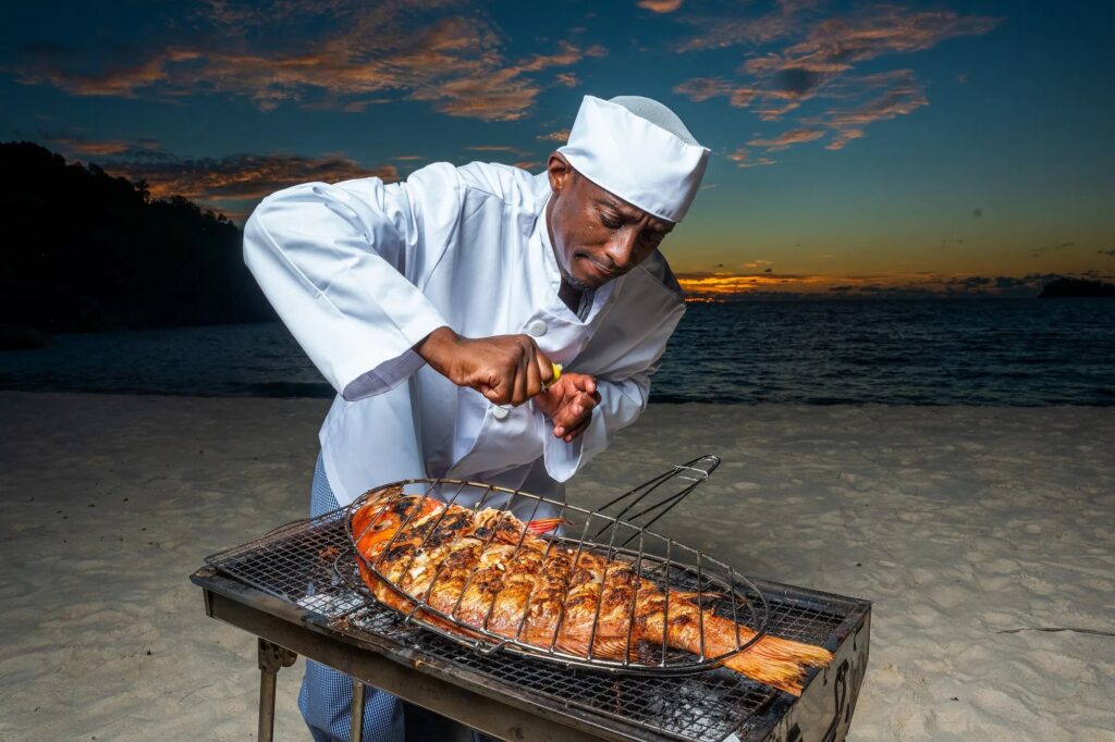Đầu bếp địa phương nướng cá gói lá chuối ở Seychelles