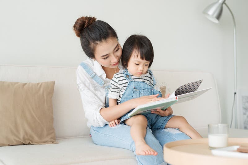 Mẹ đọc sách cùng con trai trong không gian ấm cúng