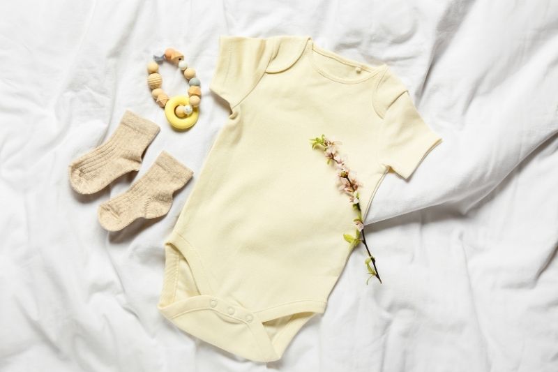 Bộ outfit được chuẩn bị sẵn trên giường với phụ kiện